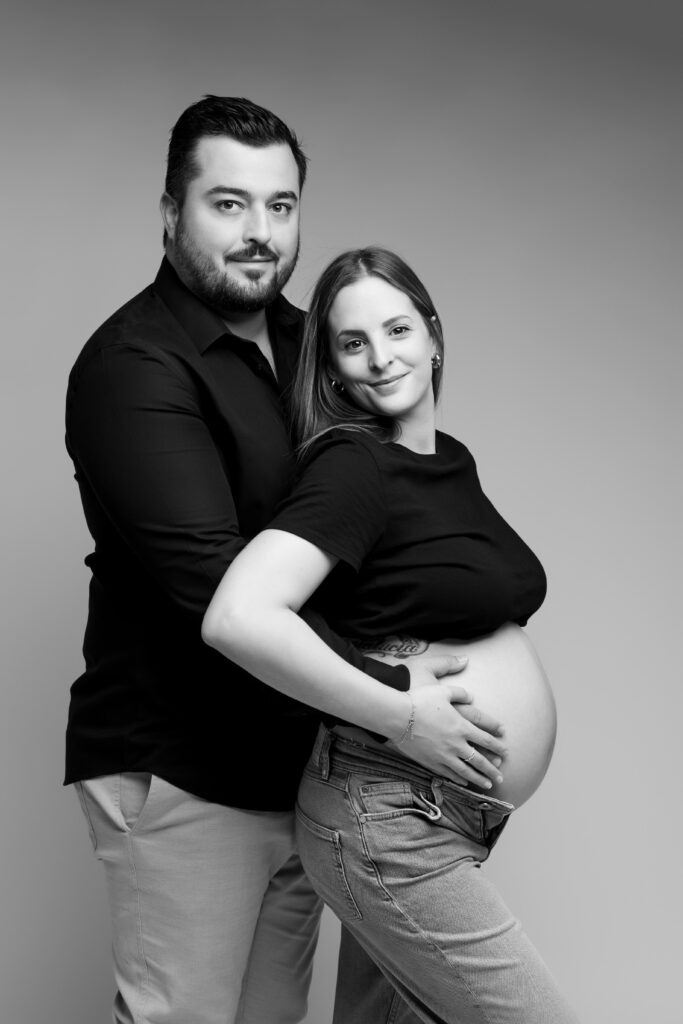 photo de couple pendant une séance grossesse